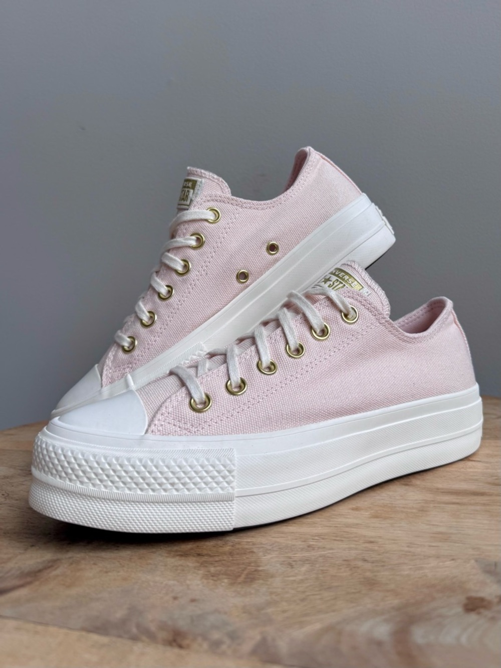 Converse Chuck Taylor All Star Lift Platform Low Women's Size 8 Petal Pink Gold